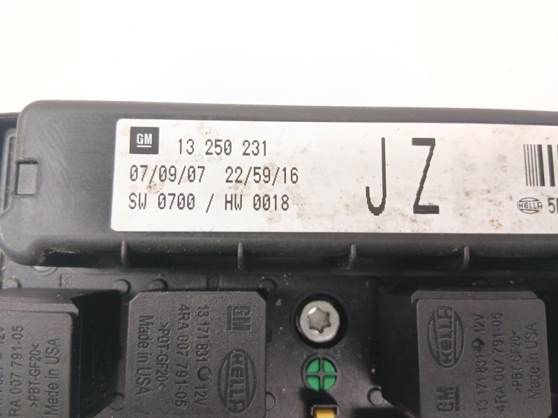 Recambio de caja reles / fusibles para opel astra h gtc (a04) 1.8 (l08) referencia OEM IAM 13250231  