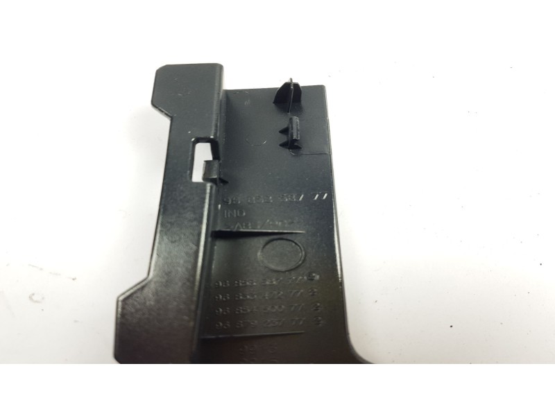 Recambio de consola central para peugeot 205 berlina 1.7 dt referencia OEM IAM 9685358777 7591 P9 