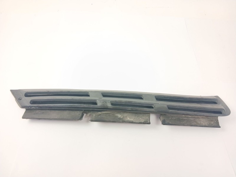 Recambio de moldura para seat 131 (131a) 2.4 diesel referencia OEM IAM   