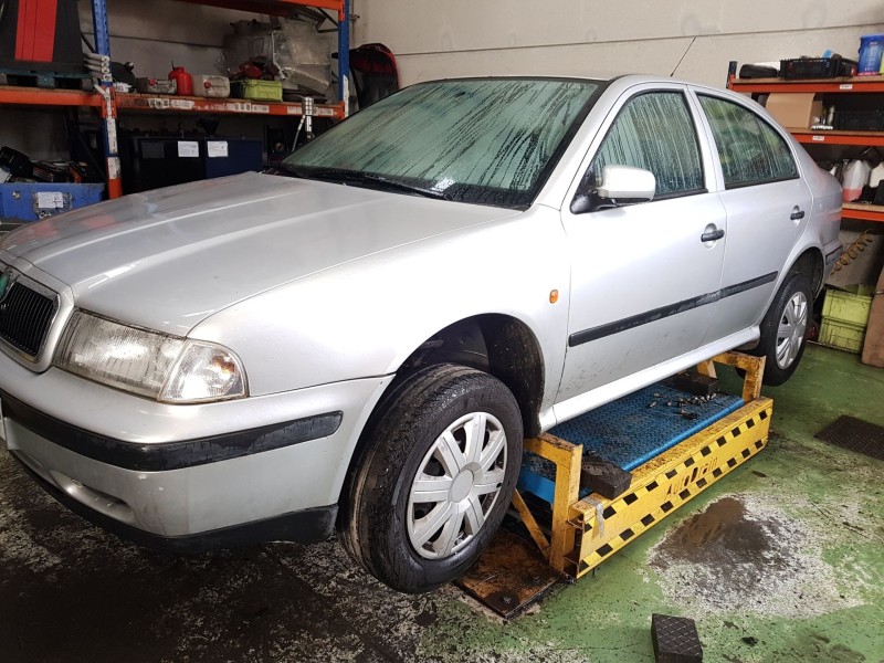 skoda octavia berlina (1u2) del año 1999