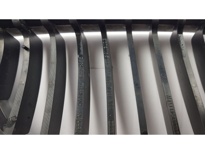 Recambio de rejilla delantera para bmw serie 1 berlina (e81/e87) 120d referencia OEM IAM 51137077129  