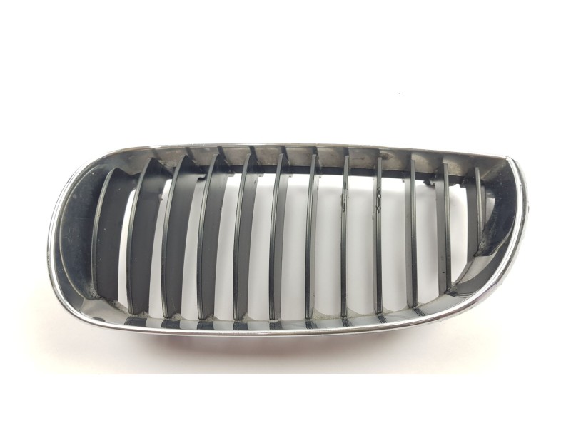 Recambio de rejilla delantera para bmw serie 1 berlina (e81/e87) 120d referencia OEM IAM 51137077129  