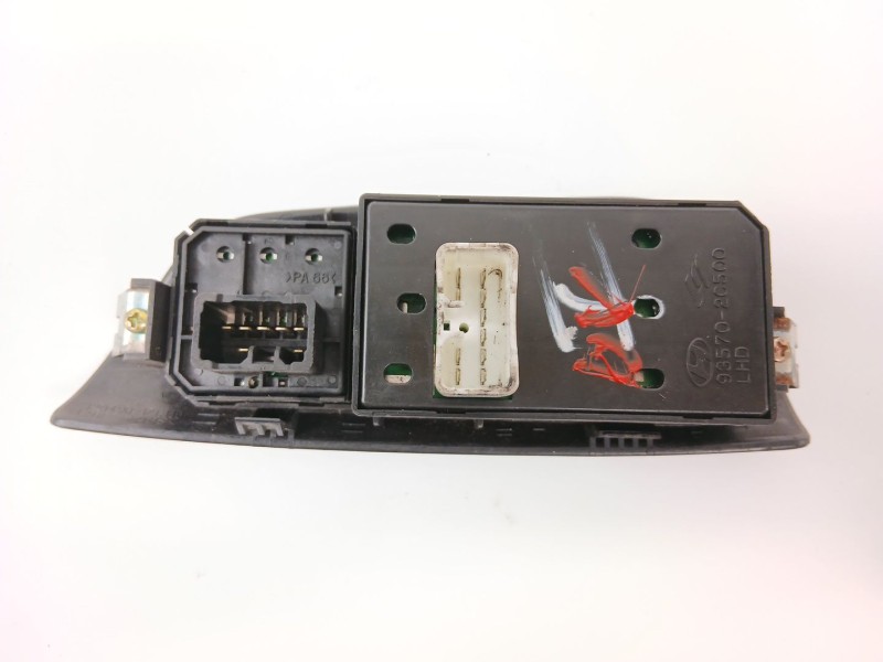 Recambio de mando elevalunas delantero izquierdo para hyundai coupe ii (gk) 1.6 16v referencia OEM IAM 935702C500  