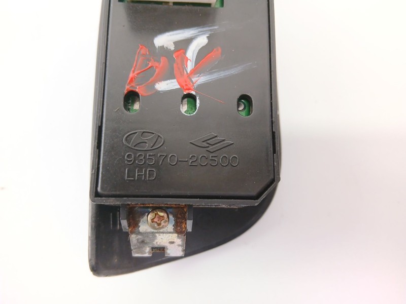 Recambio de mando elevalunas delantero izquierdo para hyundai coupe ii (gk) 1.6 16v referencia OEM IAM 935702C500  