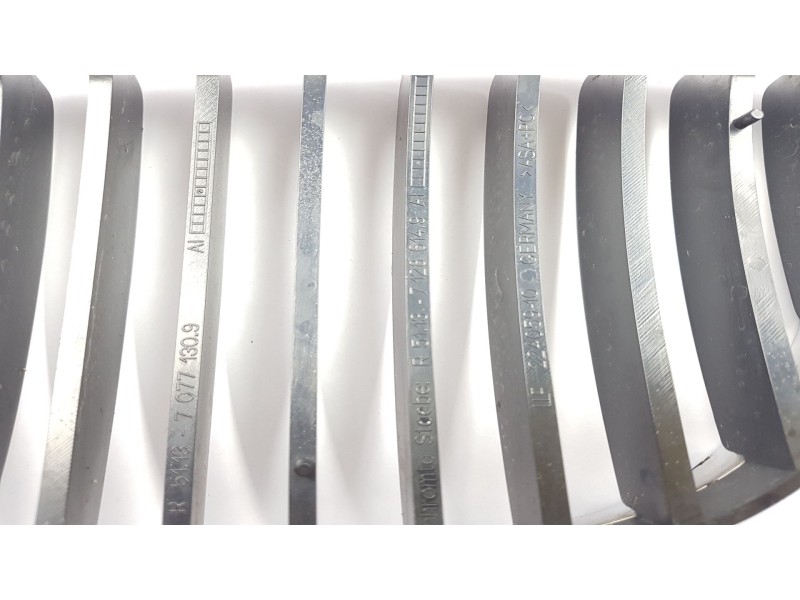 Recambio de rejilla delantera para bmw serie 1 berlina (e81/e87) 120d referencia OEM IAM 51137077130  
