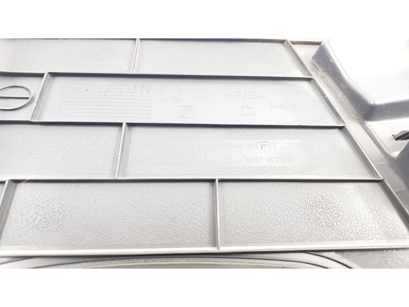 Recambio de molduras delanteras para peugeot 3008 1.6 hdi fap referencia OEM IAM 9683126477 9016 QA 