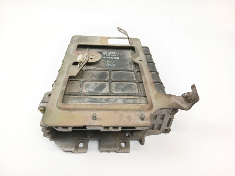 Recambio de centralita motor uce para volkswagen golf iii cabriolet (1e7) 2.0 referencia OEM IAM 037906024D  