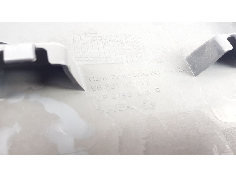 Recambio de moldura para peugeot 3008 1.6 hdi fap referencia OEM IAM 9683127777 9016 QG 