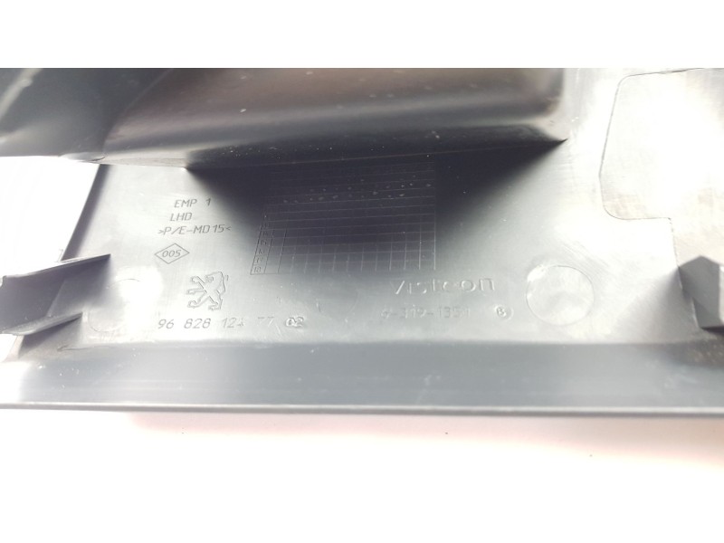 Recambio de moldura para peugeot 3008 1.6 hdi fap referencia OEM IAM 9682812477  