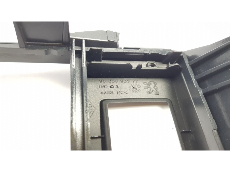 Recambio de moldura para peugeot 3008 1.6 hdi fap referencia OEM IAM 9685099877 9685093177 