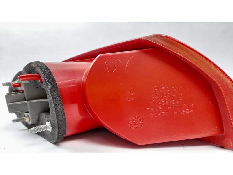 Recambio de piloto trasero derecho para alfa romeo 147 (190) 1.9 jtd referencia OEM IAM 46556347  