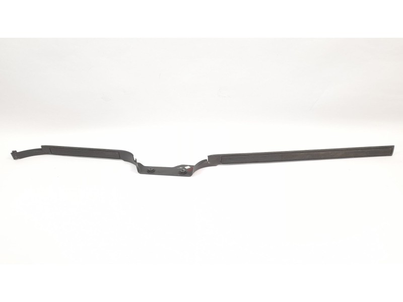 Recambio de moldura para mercedes-benz clase m (w163) 230 ml (163.136) referencia OEM IAM A1636860736  