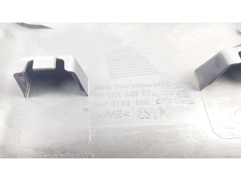 Recambio de molduras delanteras para peugeot 3008 1.6 hdi fap referencia OEM IAM 9683126677  
