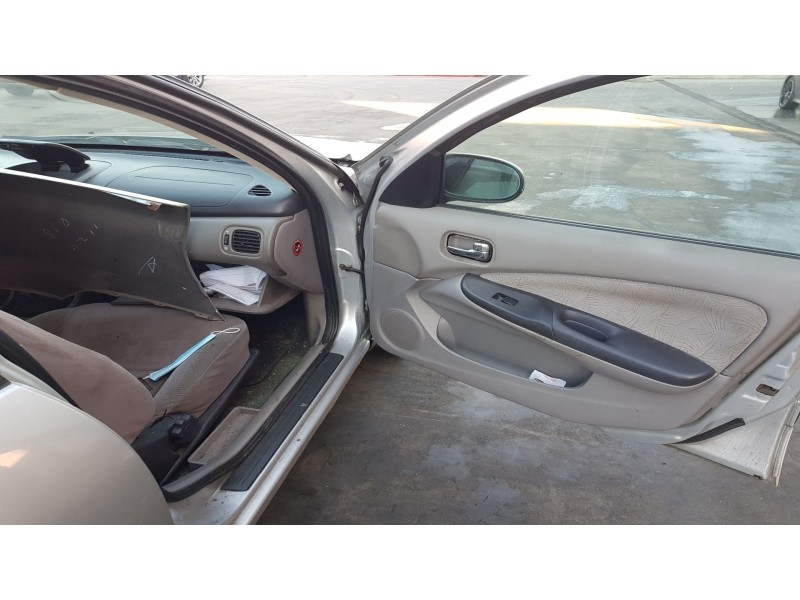 nissan almera ii hatchback (n16) del año 2000