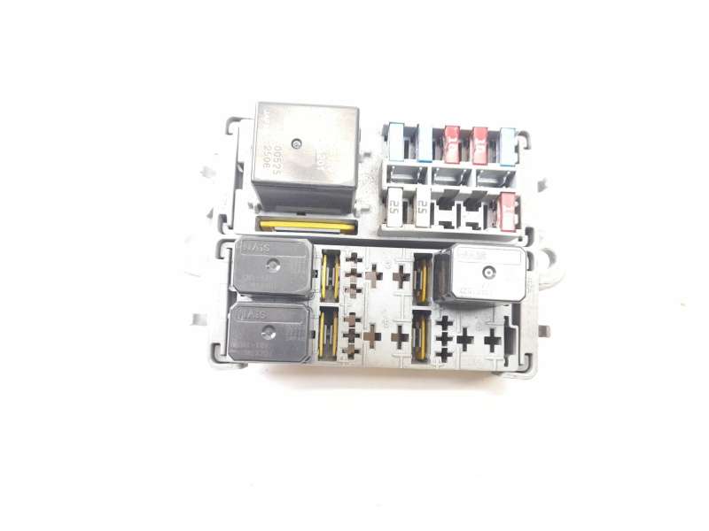 CAJA RELES / FUSIBLES 
