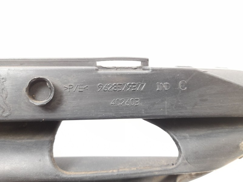 Recambio de rejilla paragolpes delantera para peugeot 206 fastback (2a/c) 1.9 d referencia OEM IAM 9628579377  