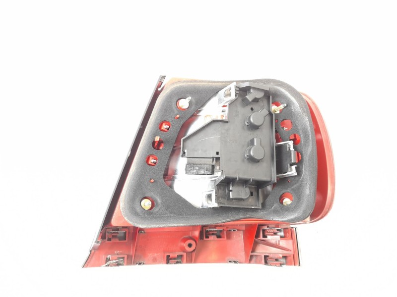 Recambio de piloto trasero izquierdo para audi a4 1.9 tdi 5 referencia OEM IAM 8D0945095D  