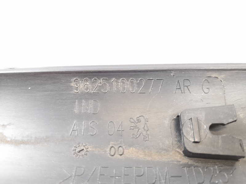 Recambio de moldura para peugeot 206 fastback (2a/c) 1.9 d referencia OEM IAM 9625100277  