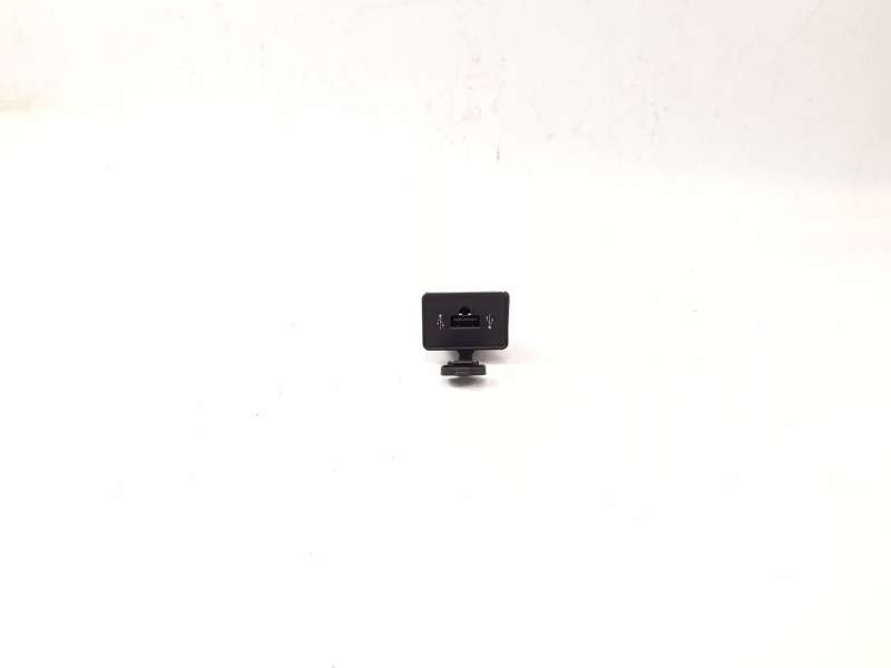 CONECTOR USB / AUX 156074010 