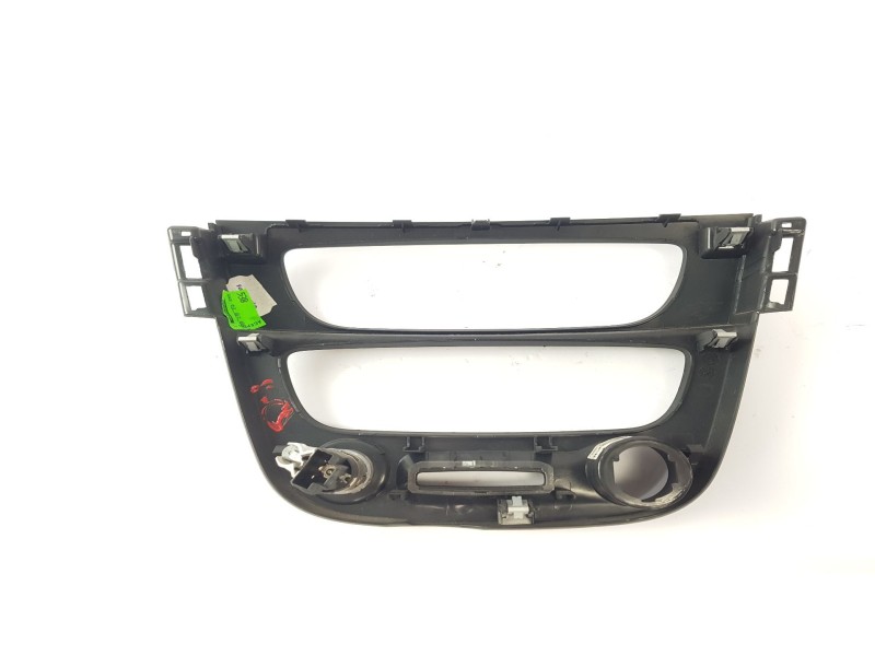 Recambio de molduras delanteras para renault megane iii coupe dynamique referencia OEM IAM 682600020R  