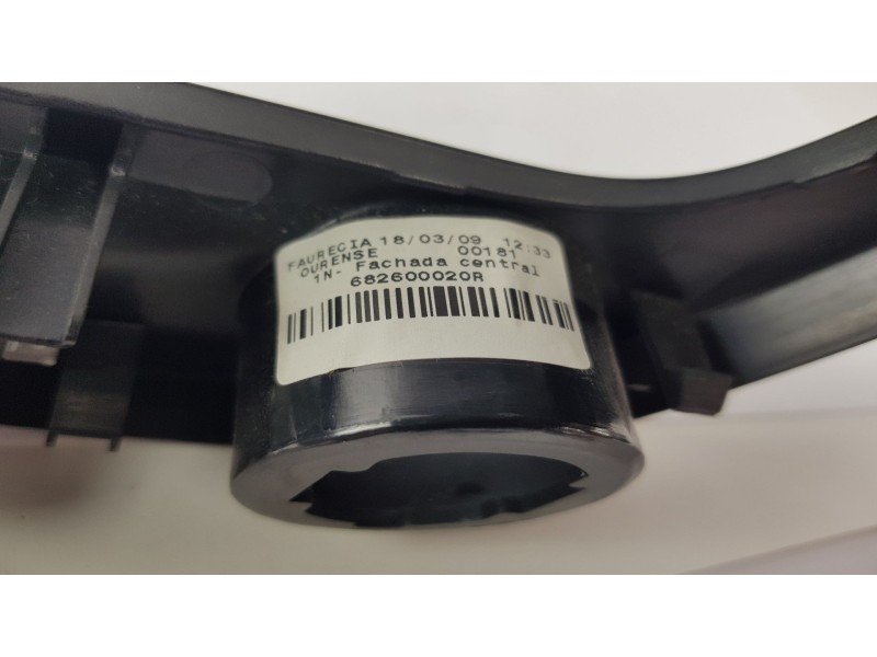 Recambio de molduras delanteras para renault megane iii coupe dynamique referencia OEM IAM 682600020R  