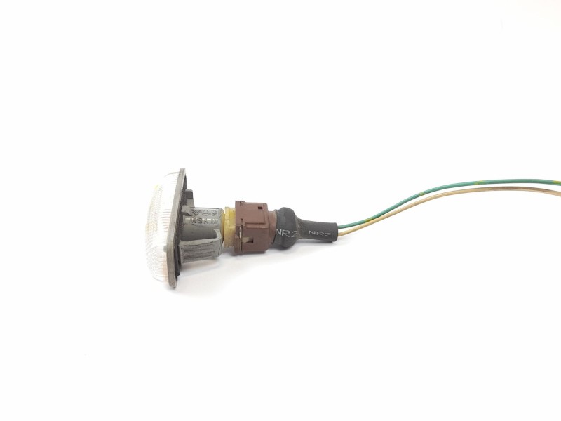 Recambio de piloto lateral izquierdo para citroen xantia berlina 2.0 hdi sx referencia OEM IAM 33073312  