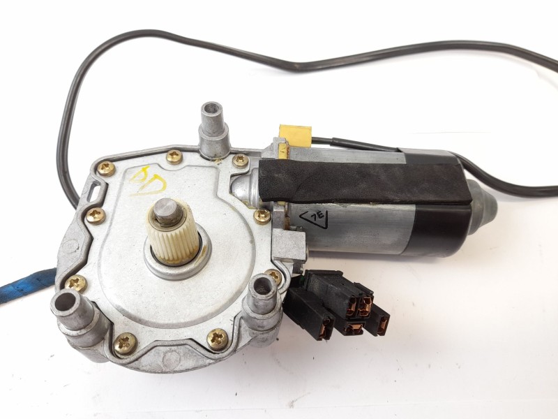 Recambio de motor elevalunas delantero derecho para audi a6 berlina (c4) 2.3 referencia OEM IAM 0531826101  