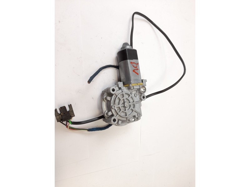 Recambio de motor elevalunas delantero derecho para audi a6 berlina (c4) 2.3 referencia OEM IAM 0531826101  