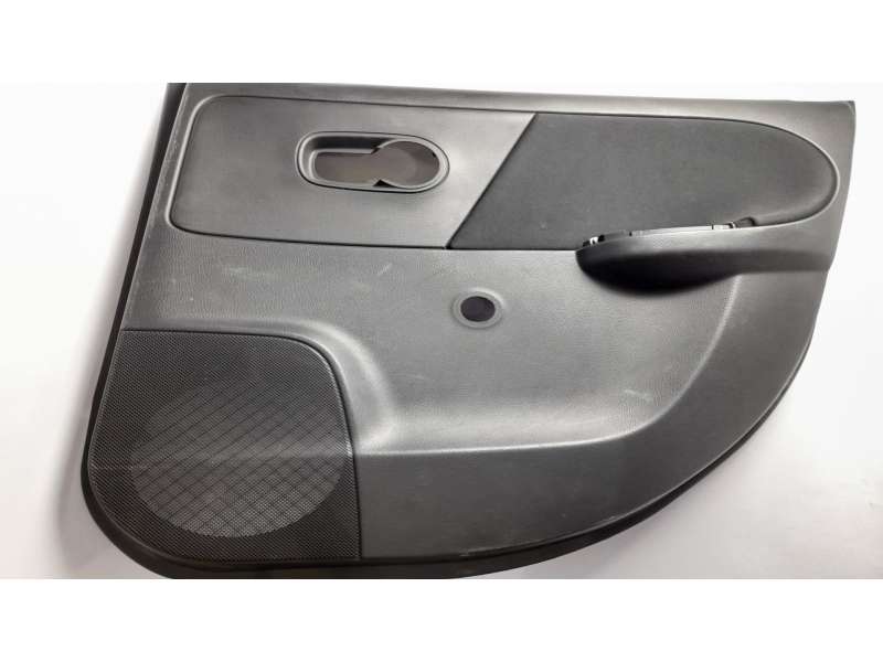 GUARNECIDO PUERTA TRASERA DERECHA 829229U100 