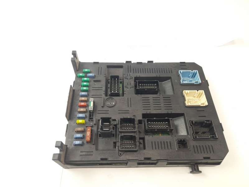 CAJA RELES / FUSIBLES 
