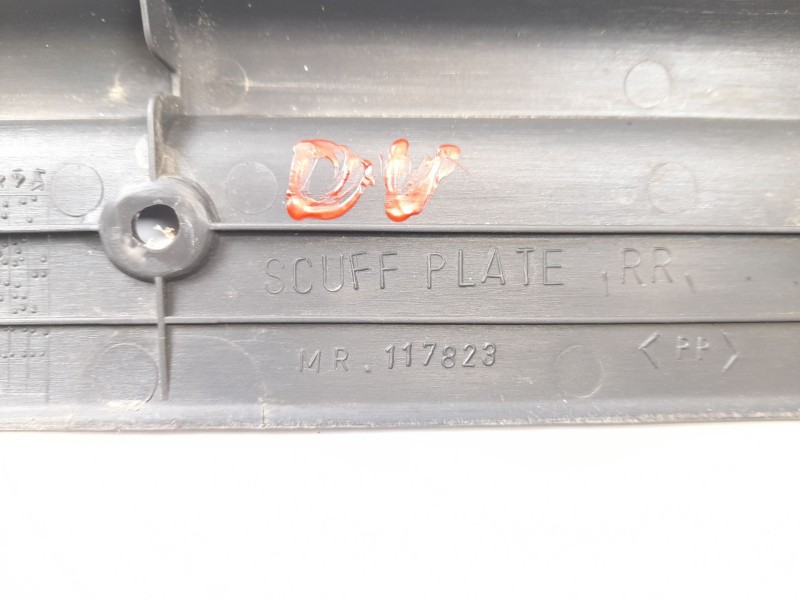Recambio de moldura para mitsubishi l 200 (k6/7) 2.5 td (k64t) referencia OEM IAM MR117823  