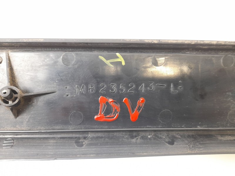 Recambio de moldura para mitsubishi montero (l04_g, l14_g) 2.5 td 4wd referencia OEM IAM MB235243L  