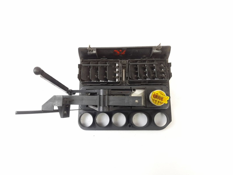 Recambio de consola central para ligier ambra 49 referencia OEM IAM 9605777177  