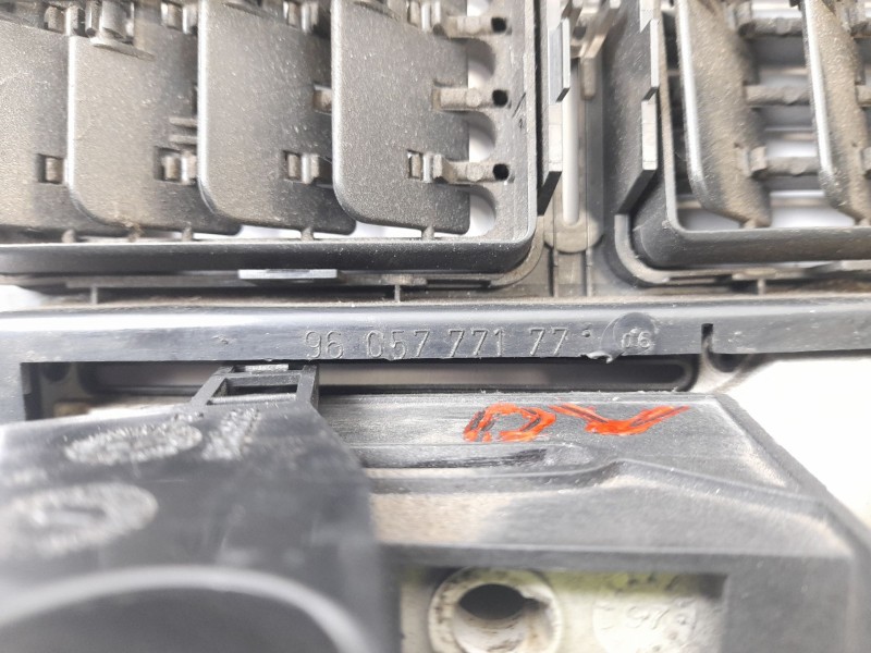 Recambio de consola central para ligier ambra 49 referencia OEM IAM 9605777177  