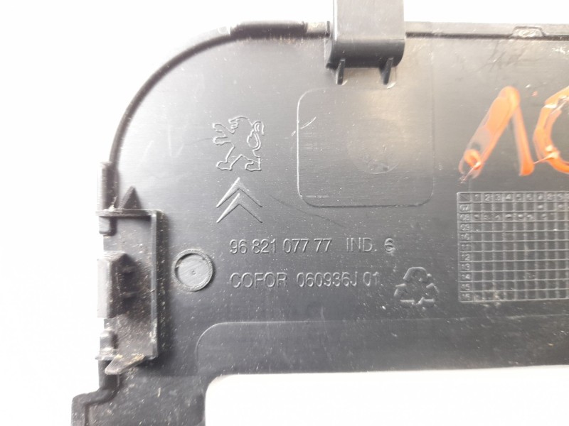Recambio de moldura para peugeot partner kombi confort referencia OEM IAM 9682107777  