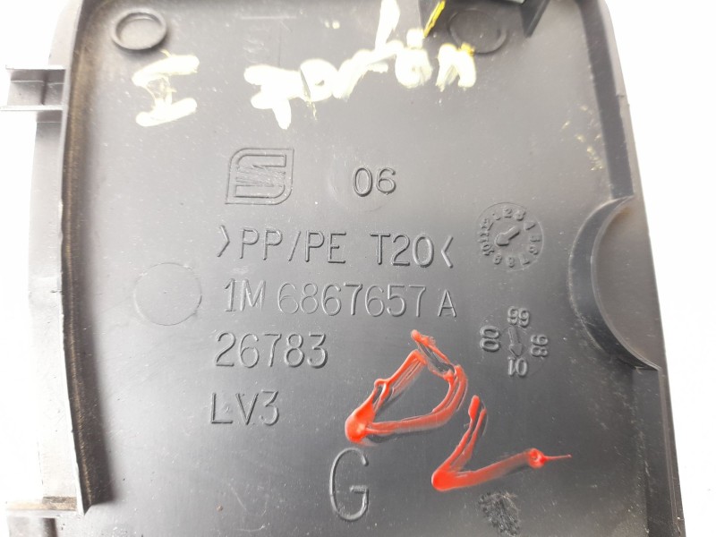 Recambio de moldura para seat leon (1m1) 1.6 16 v referencia OEM IAM 1M6867657A  