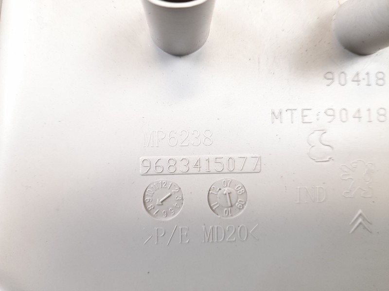 Recambio de moldura para peugeot partner kombi confort referencia OEM IAM 9683415077  90418000
