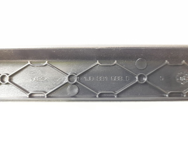 Recambio de moldura para seat leon (1m1) 1.6 16 v referencia OEM IAM 1J0881088D  