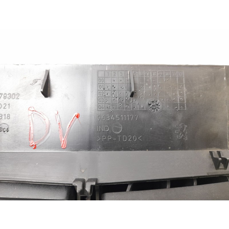 Recambio de rejilla del aire delantera central para peugeot 307 break (3e) 1.6 hdi referencia OEM IAM 9634511177  A1079302