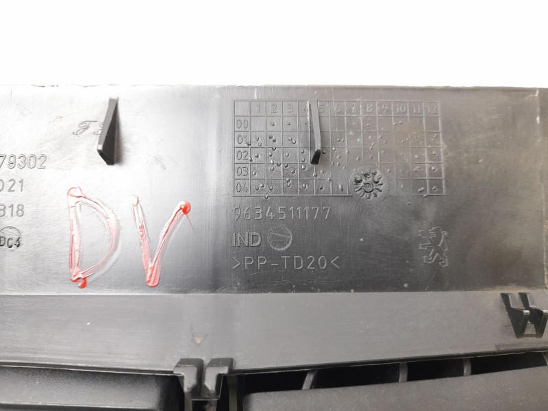 Recambio de rejilla del aire delantera central para peugeot 307 break (3e) 1.6 hdi referencia OEM IAM 9634511177  A1079302