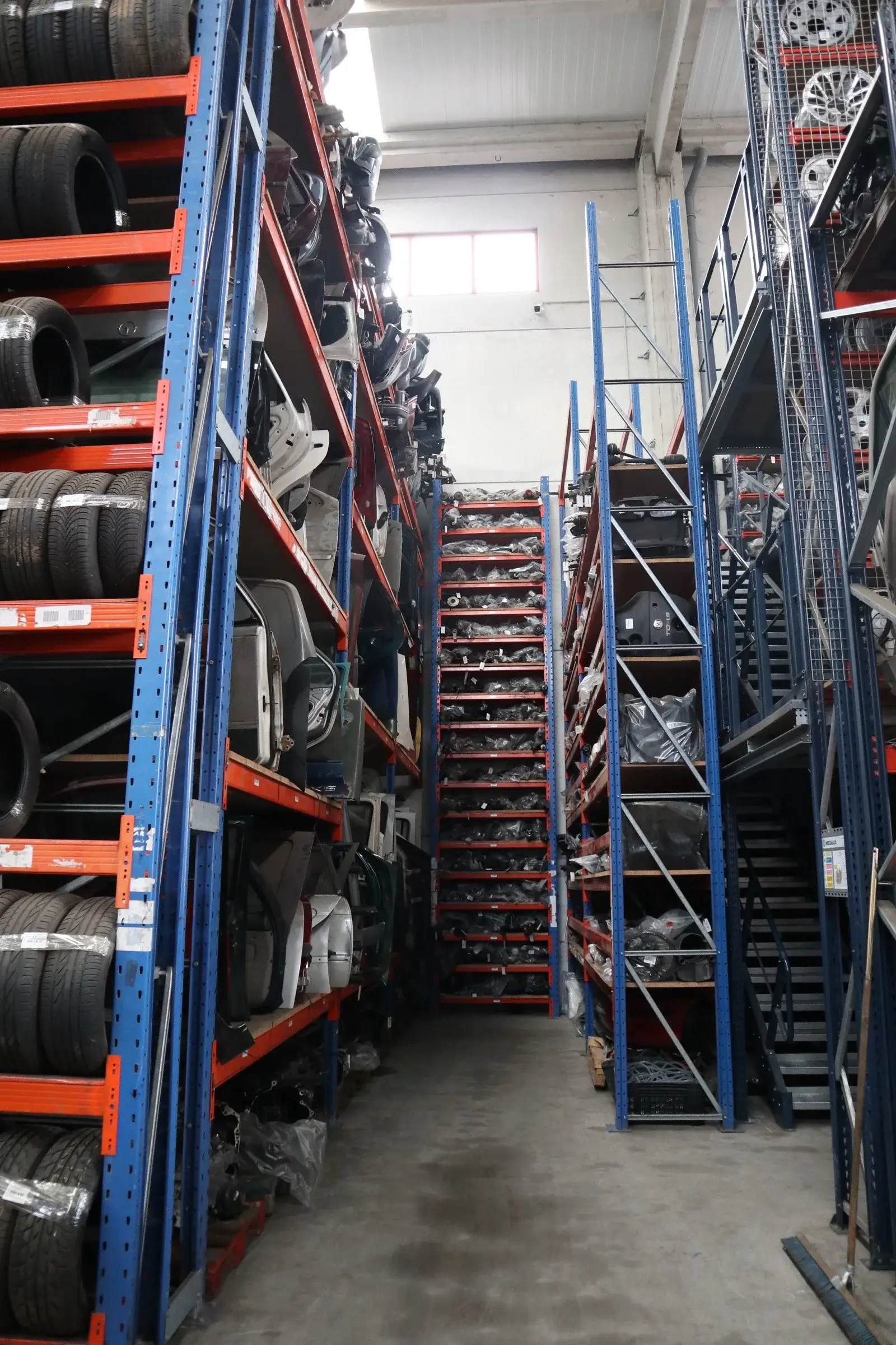 Zona de recambios usados almacenados